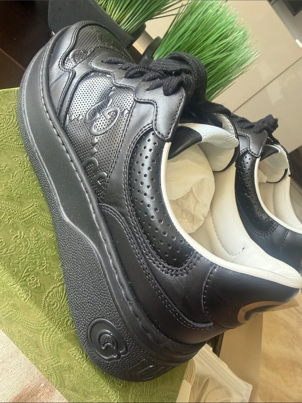 GUCCI 669582 1XL10 Black GG Emboss Leather Men's Sneakers